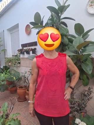 Blusa sin mangas rosa con estampado