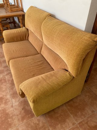 Sofá de tela naranja y amarillo