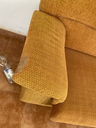 Sofá de tela naranja y amarillo