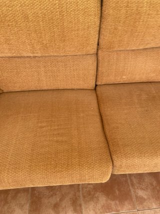 Sofá de tela naranja y amarillo