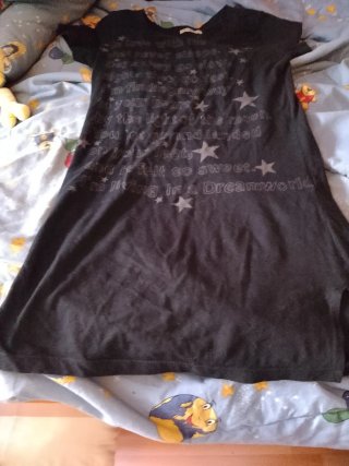 Vestido negro con estampado de estrellas