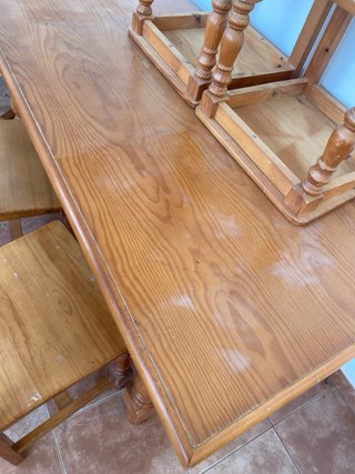 Mesa de madera con 4 sillas