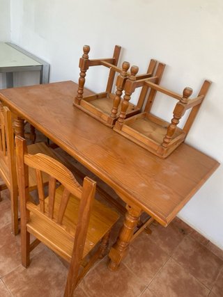 Mesa de madera con 4 sillas