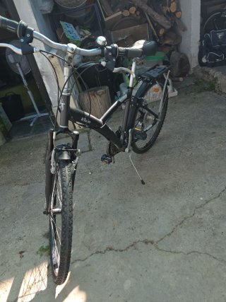 Bicicleta negra como nueva de 26 pulgas las ruedas