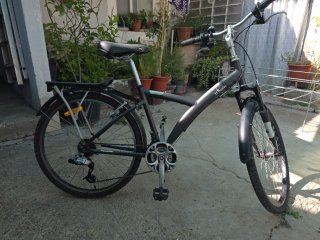 Bicicleta negra como nueva de 26 pulgas las ruedas