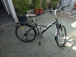 Bicicleta negra como nueva de 26 pulgas las ruedas