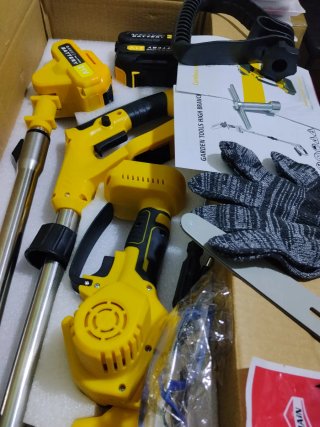 Mini motosierra telescópica a batería