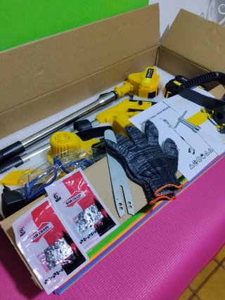 Mini motosierra telescópica a batería