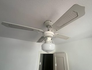 Ventilador blanco de techo con luz y 4 aspas