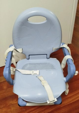 Trona portátil Chicco azul y blanca