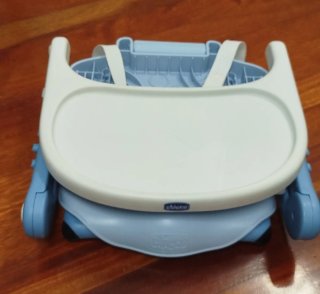 Trona portátil Chicco azul y blanca