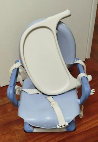 Trona portátil Chicco azul y blanca