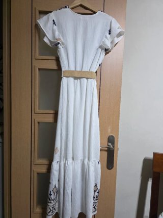 Vestido de verano blanco bordado