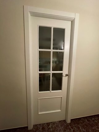 Puerta blanca lacada con cristalera