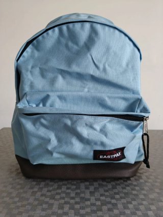 Mochila Eastpak Azul con Base de Cuero