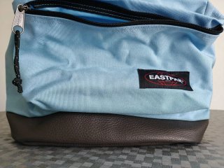 Mochila Eastpak Azul con Base de Cuero