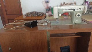 Máquina de coser antigua con motor