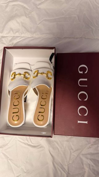 Chanclas Gucci Blancas y Doradas