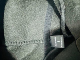 Sudadera con capucha negra y roja