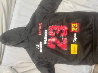 Sudadera con capucha negra y roja