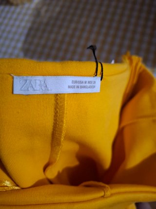 Vestido palabra de honor Zara amarillo