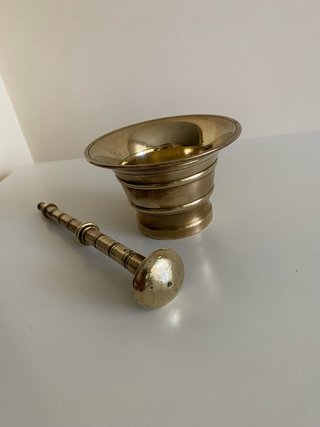 Mortero y mano de bronce antiguo