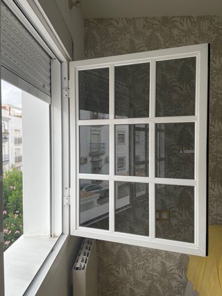 Ventana aluminio con persiana y marco