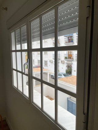 Ventana aluminio con persiana y marco
