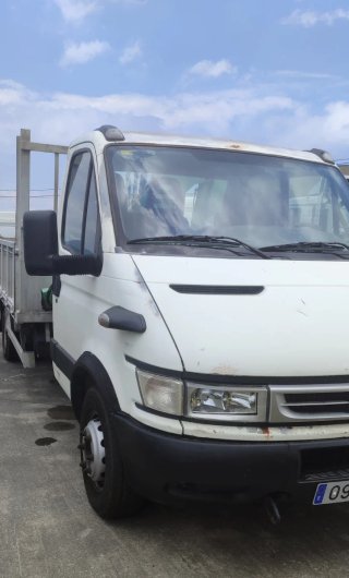 Camión Iveco basculante Grúa
