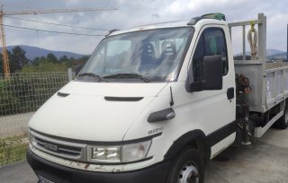Camión Iveco basculante Grúa