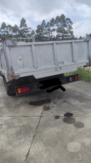 Camión Iveco basculante Grúa