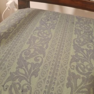 N. 2 sedie in noce con seduta in tessuto a fantasi