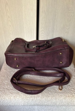 Bolso de mano Guess morado
