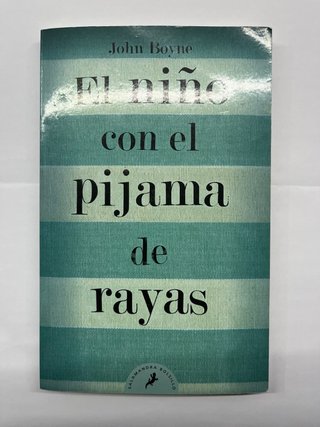 El niño con el pijama de rayas