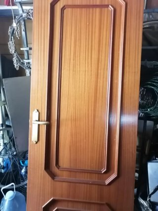 Puertas de madera con manillas doradas
