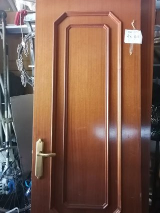 Puertas de madera con manillas doradas