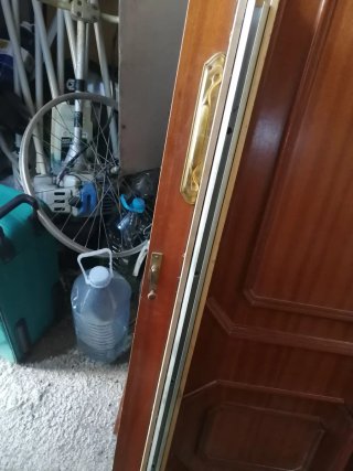 Puertas de madera con manillas doradas