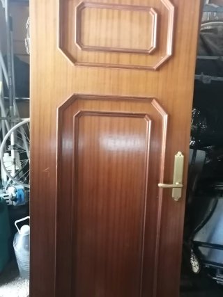 Puertas de madera con manillas doradas
