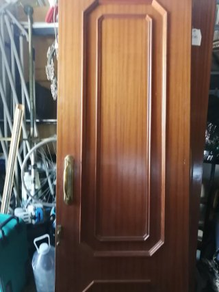 Puertas de madera con manillas doradas