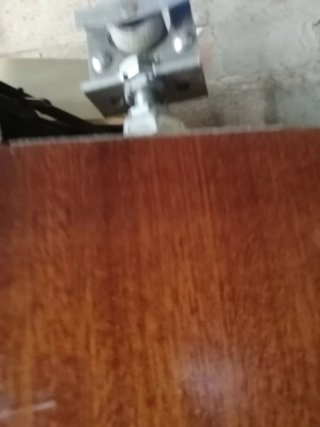 Puertas de madera con manillas doradas