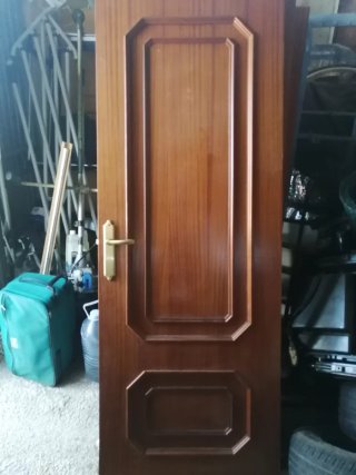 Puertas de madera con manillas doradas