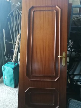 Puertas de madera con manillas doradas