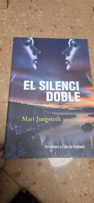 Libro El silenci doble Mari Jungstedt