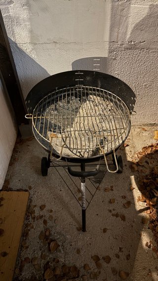Barbacoa de carbón negra y gris