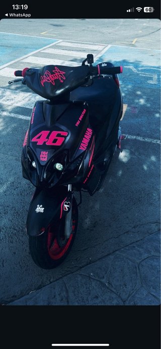 Yamaha Jog RR Scooter Negra y Roja