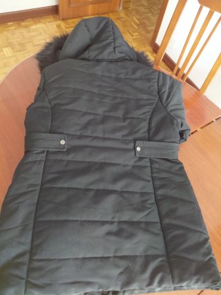 Chaqueta de invierno negra con capucha