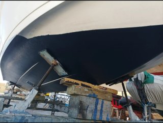 Embarcación blanca con toldo y amarre