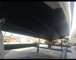 Embarcación blanca con toldo y amarre