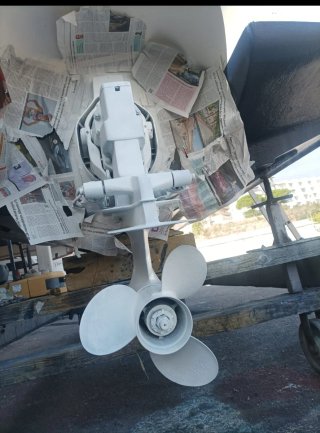 Embarcación blanca con toldo y amarre