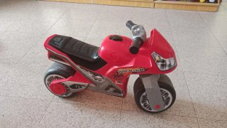 Moto infantil roja y gris